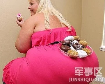 女洗澡光胸露大屁屁无遮挡这是一幅描绘女性沐浴场景的艺术作品