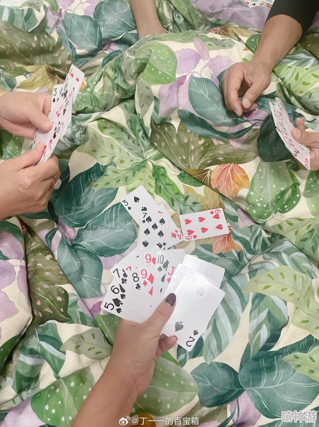 男生在床上不盖被子打扑克，可能是为了保持清醒和凉爽，更专注于游戏的策略与乐趣