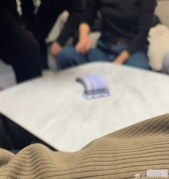 男生在床上不盖被子打扑克，可能是为了保持清醒和凉爽，更专注于游戏的策略与乐趣