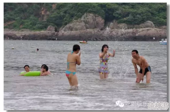 美女的无遮挡光屁股在海滩上晒太阳引发围观