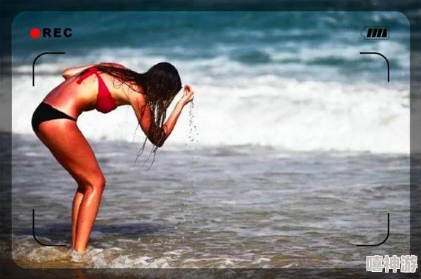 美女的无遮挡光屁股在海滩上晒太阳引发围观