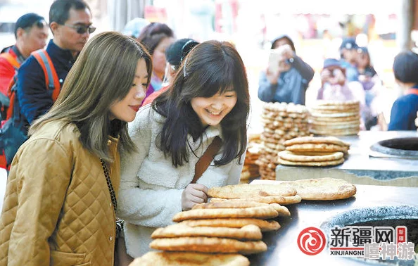 没有天使的12月社区举办冬季美食节，吸引众多市民参与品尝各类特色小吃