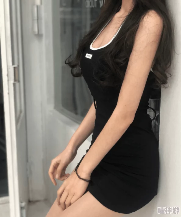 淫模指那些通过展示性感或色情内容来吸引关注的模特或演员，常见于成人娱乐行业