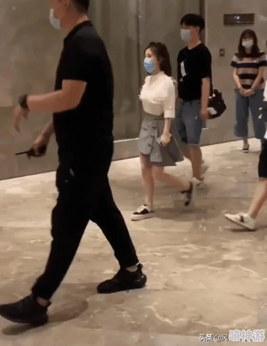 美女被免费网站在线jk视频网络直播或视频平台上的年轻女性主播进行的在线互动和表演
