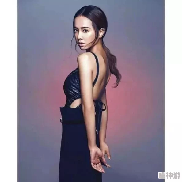 美女脱衣服露胸最近在社交媒体上掀起了一股“真我挑战”，鼓励大家展现真实的自己