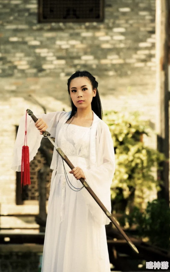 玉女剑法修炼新潮流：女神挑战自我极限，华丽变身飒爽女汉子