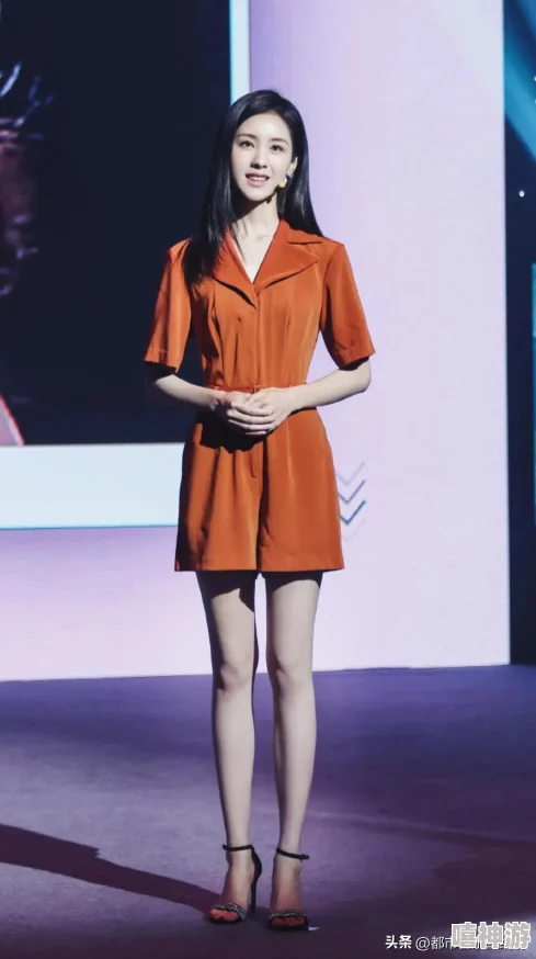白丝校花扒开指的是一位身穿白色丝袜的校园女生，展现出青春靓丽的一面