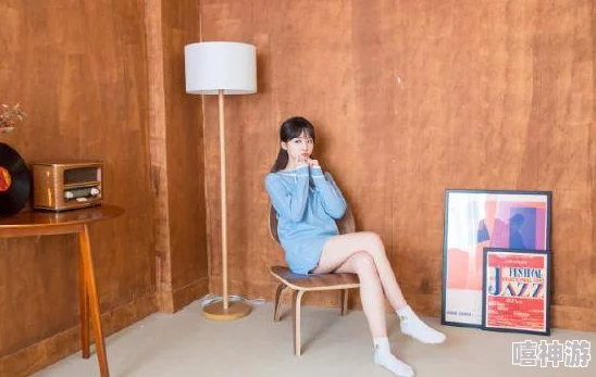 我放荡的美腿丝袜老师最近在课堂上大胆展示新款丝袜引发学生热议