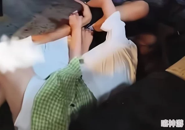 女人脱裤子让男生桶的免费视频最近爆红网络引发热议
