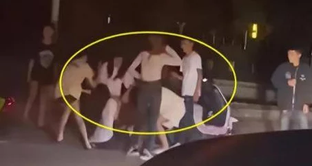 女人脱裤子让男生桶的免费视频最近爆红网络引发热议