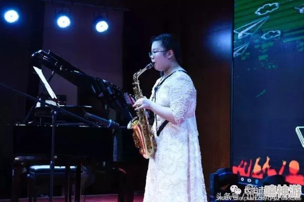 插美女老师最近在学校举办的教师才艺大赛中，凭借一曲动人的钢琴独奏获得了最佳表演奖