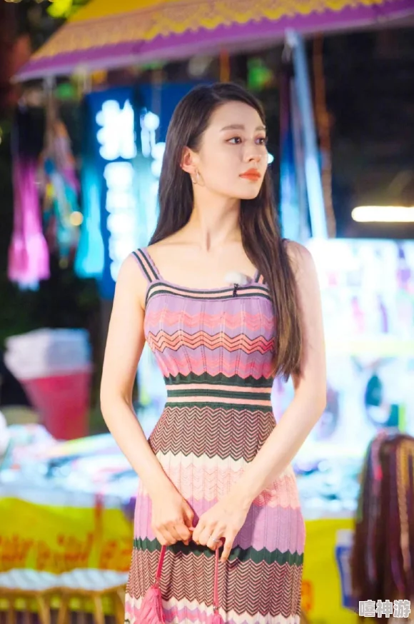 插美女老师最近在学校举办的教师才艺大赛中，凭借一曲动人的钢琴独奏获得了最佳表演奖
