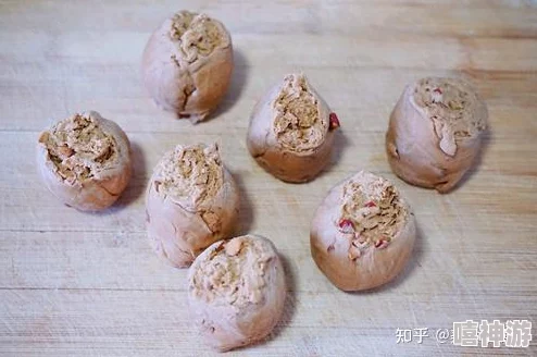 樊梨花的大馒头新鲜出炉，采用传统工艺制作，口感松软香甜，每天限量供应