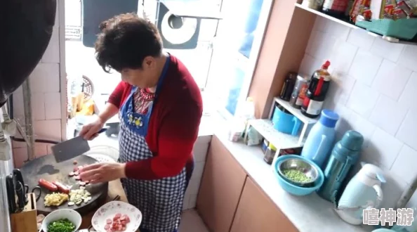 邻居美妇她最近开始学习烹饪，尝试制作各种美食，邻里们纷纷前来品尝。