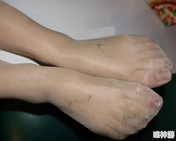 含着岳的丝袜脚趾近日网络热议丝袜文化的独特魅力与时尚潮流