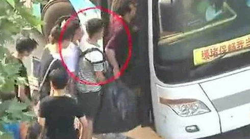 坐公交忘穿内裤被调教小说近日一名乘客因忘穿内裤引发众人围观，场面尴尬。