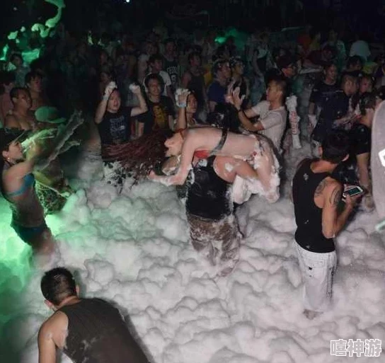 曰比谷公园惊现神秘男女深夜幽会疑似偶像剧拍摄引路人围观